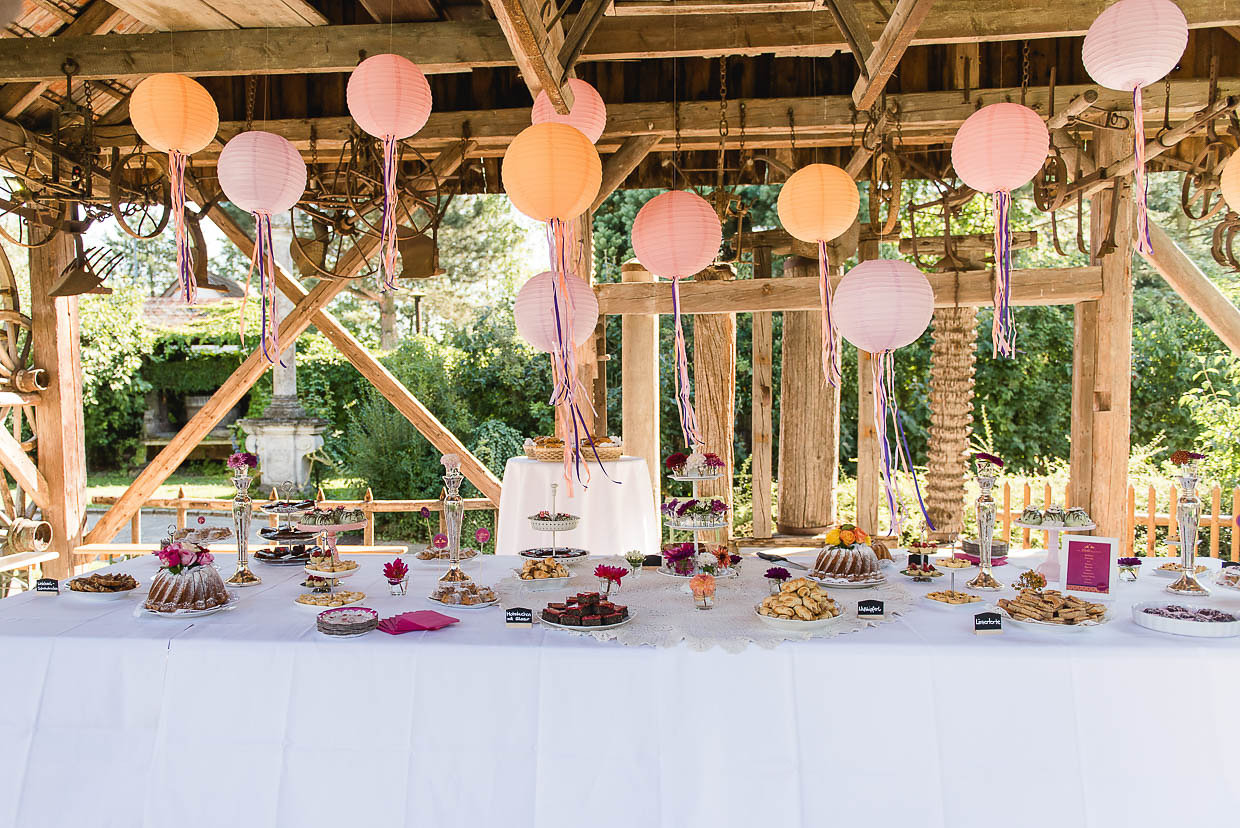 Gartenhochzeit - Kuchenbuffet