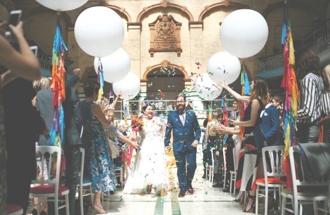 Tipps zum Steigenlassen von Luftballons bei Hochzeiten