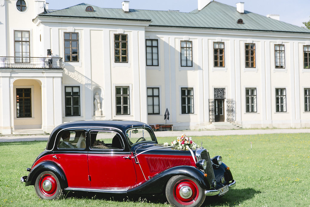 Sonnenschein, Romantik und ein Oldtimer - eine Hochzeitsinspiration