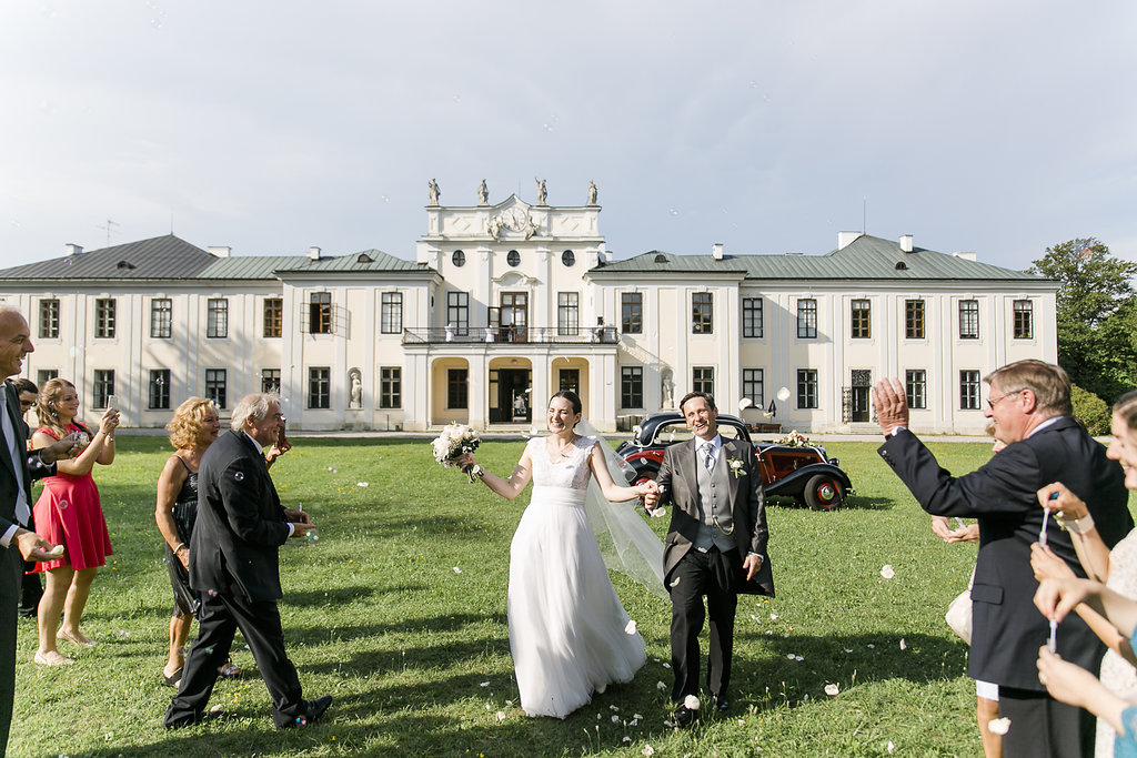 Sonnenschein, Romantik und ein Oldtimer - eine Hochzeitsinspiration