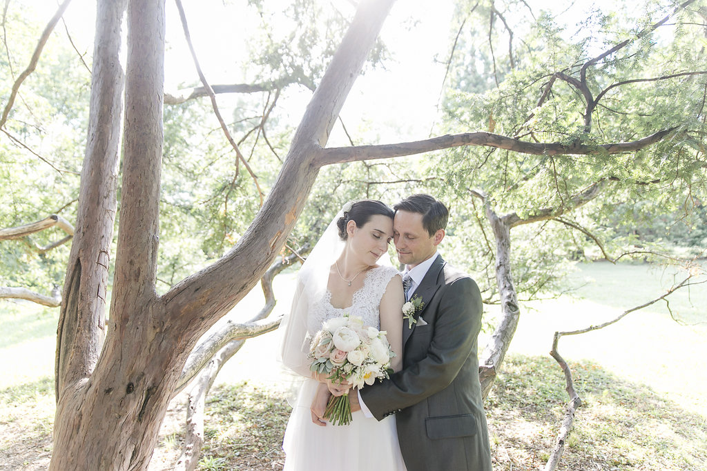 Sonnenschein, Romantik und ein Oldtimer - eine Hochzeitsinspiration