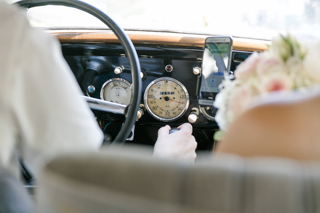 Sonnenschein, Romantik und ein Oldtimer - eine Hochzeitsinspiration