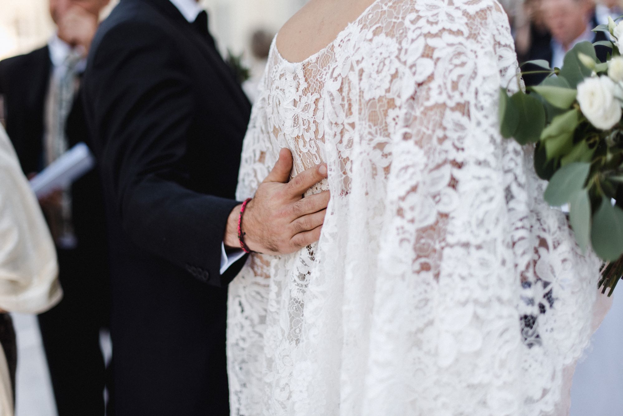 Brautkleid und Hand