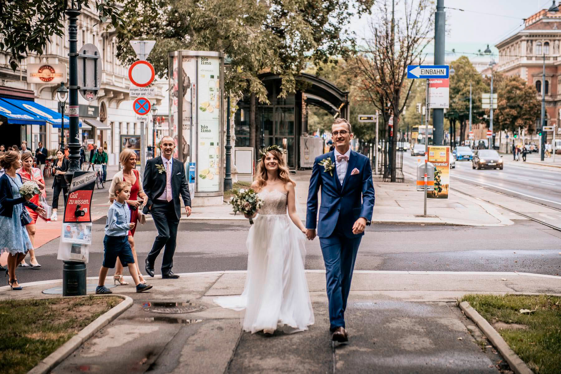 Urban wedding - Bride and groom in streets of Vienna, Urbane Hochzeit