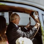 Sommerhochzeit mit französischem Flair Hochzeitsauto mit Brautvater