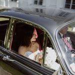 Sommerhochzeit mit französischem Flair Hochzeitsauto mit Braut