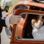 Sommerhochzeit mit französischem Flair Brautpaar Hochzeitsauto