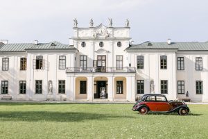 Sonnenschein, Romantik und ein Oldtimer - eine Hochzeitsinspiration