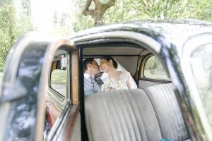 Sonnenschein, Romantik und ein Oldtimer - eine Hochzeitsinspiration