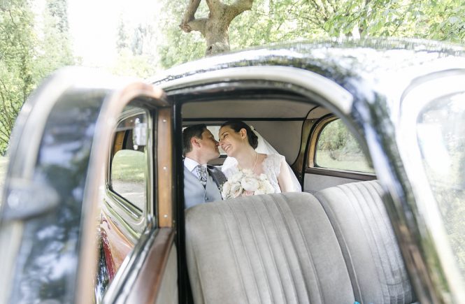 Sonnenschein, Romantik und ein Oldtimer - eine Hochzeitsinspiration