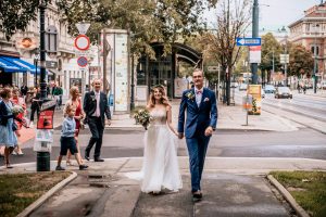Urban wedding - Bride and groom in streets of Vienna