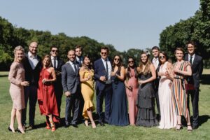 Gruppenfoto Hochzeitsoutfit der Gäste