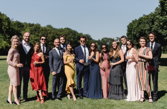 Gruppenfoto Hochzeitsoutfit der Gäste