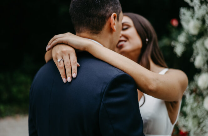 Braut und Bräutigam und Verlobungsring
