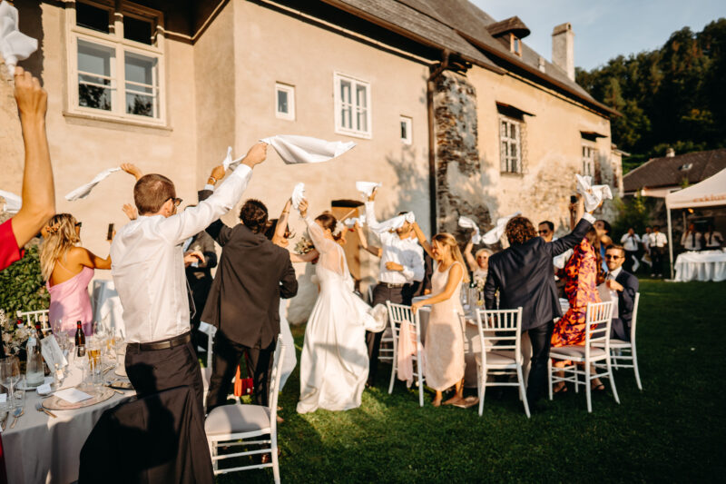 Gäste in action bei Hochzeit