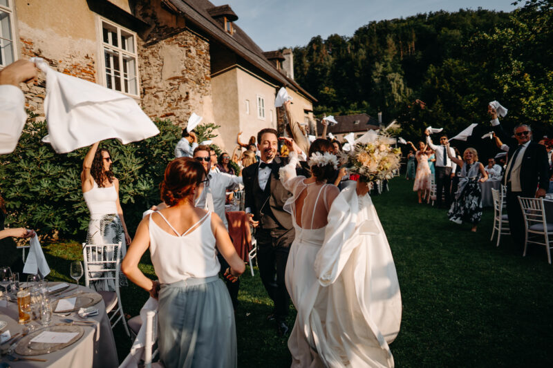 Brautpaar in action beim Outdoor-Dinner